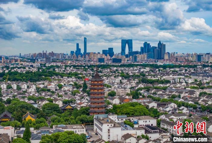 資料圖：蘇州古城近處的北寺塔與遠處的現(xiàn)代樓宇相呼應(yīng)。泱波 攝