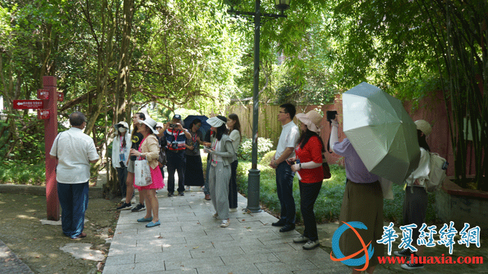 采訪團(tuán)一行在浯溪碑林參訪。（攝影：虞鷹）