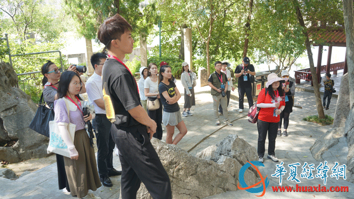 采訪團(tuán)一行在浯溪碑林參訪。（攝影：虞鷹）