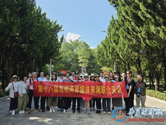 參訪團(tuán)一行在浯溪碑林合影。