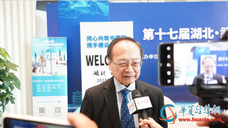 臺北中山醫(yī)院天明癌癥細(xì)胞治療再生醫(yī)學(xué)中心院長賴基銘接受兩岸媒體記者采訪