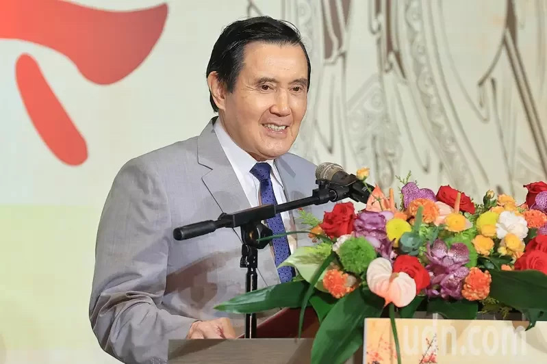 臺灣地區(qū)前領(lǐng)導(dǎo)人馬英九18日出席“教育大愛菁師獎”頒獎典禮，他公開批評“雙語政策”既無必要、也做不到。（圖源：臺灣《聯(lián)合報》）