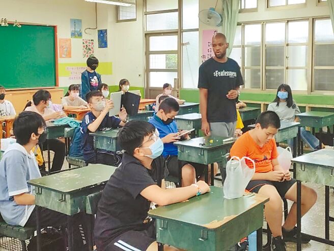 “雙語政策”執(zhí)行以來，師生叫苦連天且外界批評不斷。（圖源：臺灣“中時新聞網(wǎng)”）