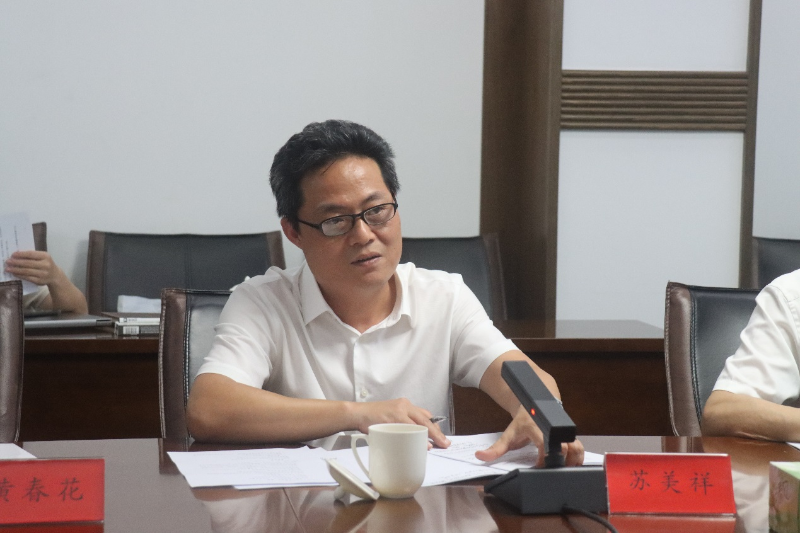 福建社會科學院現(xiàn)代臺灣研究所所長蘇美祥研究員主持座談會。