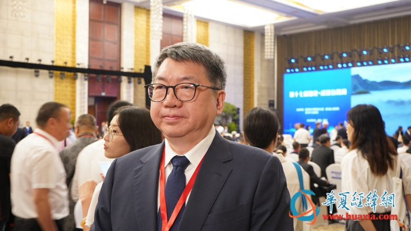 天津市臺(tái)企協(xié)會(huì)會(huì)長陳正文在活動(dòng)現(xiàn)場接受記者訪問 天津市臺(tái)企協(xié)會(huì)會(huì)長陳正文在活動(dòng)現(xiàn)場接受記者訪問