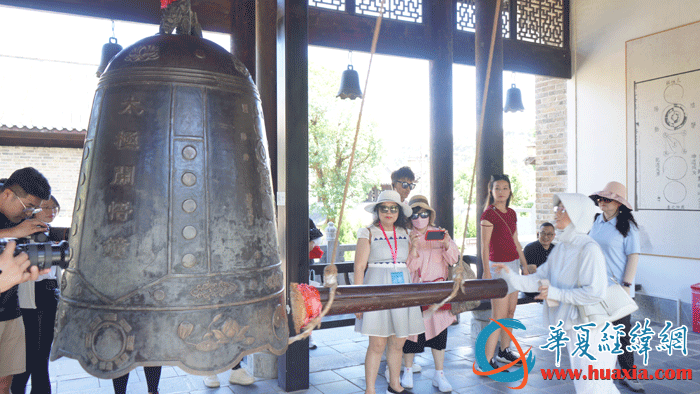 臺灣媒體人敲響太極開悟鐘。（攝影：虞鷹）