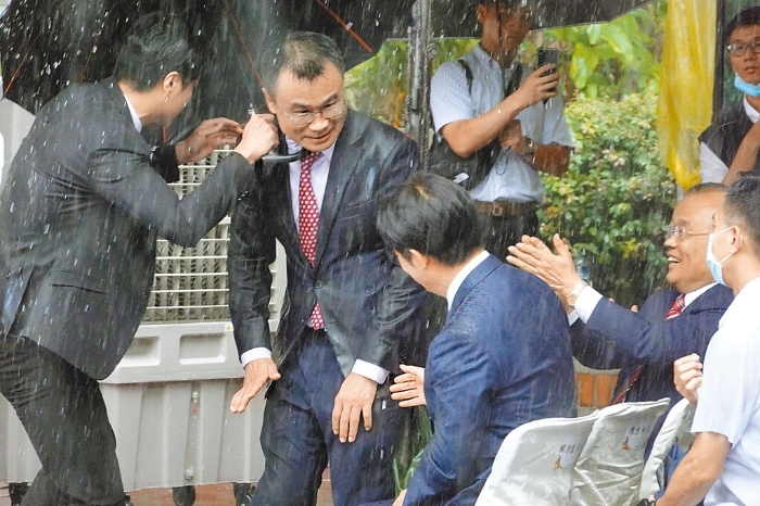 圖為臺(tái)當(dāng)局農(nóng)業(yè)部門8月1日掛牌成立，陳吉仲（中上）致詞時(shí)下大雨，也讓賴清德（中下）濕了半邊身