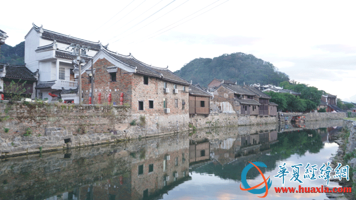 藍天白云下的上甘棠村景色宜人美如畫。（攝影：虞鷹）