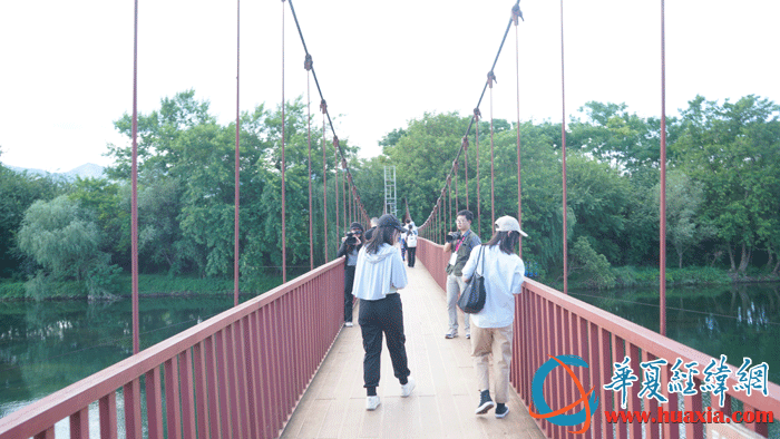 采訪團(tuán)一行走進(jìn)中國女書邨。（攝影：虞鷹）