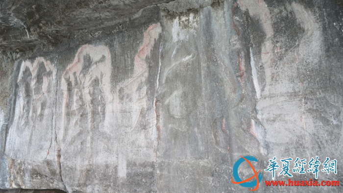 南宋文天祥為同朝為官的周氏族人親筆題寫“忠孝廉節(jié)”四字，清乾隆時周氏族人將其刻在石壁上。（攝影：虞鷹）