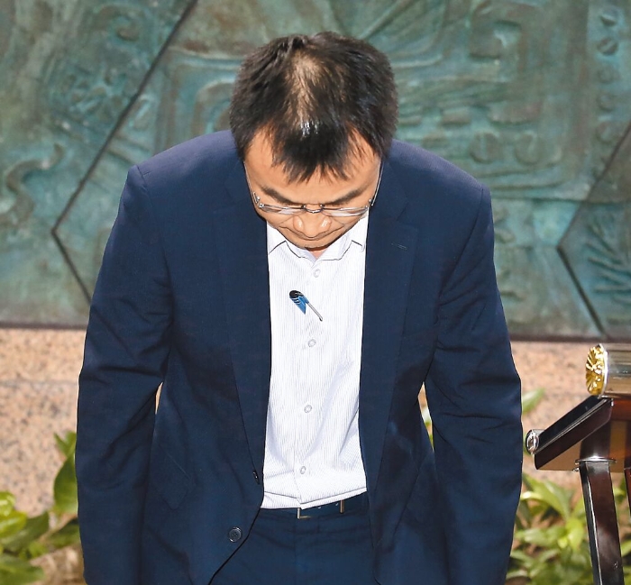 臺農(nóng)業(yè)部門負(fù)責(zé)人陳吉仲19日傍晚舉行記者會(huì)說明項(xiàng)目進(jìn)口雞蛋議題，當(dāng)日晚間8點(diǎn)在臉書上宣布辭職。 圖片來源：臺灣“中時(shí)新聞網(wǎng)”