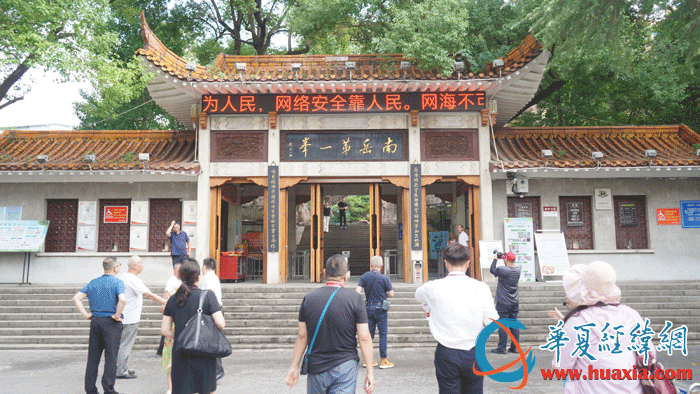 兩岸媒體人走訪回雁峰。（攝影：虞鷹）