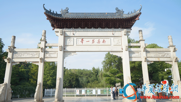 “南岳第一峰”牌坊。（攝影：虞鷹）