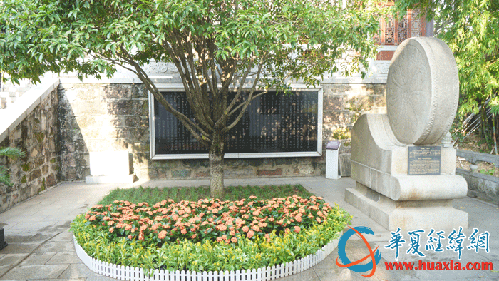 石鼓書(shū)院內(nèi)展示了《重修石鼓書(shū)院記》和石鼓，該石鼓為1965年建石鼓公園時(shí)鑿制。（攝影：虞鷹）