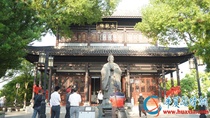 兩岸媒體人參訪大觀樓，樓前豎立著孔子雕像。（攝影：虞鷹）