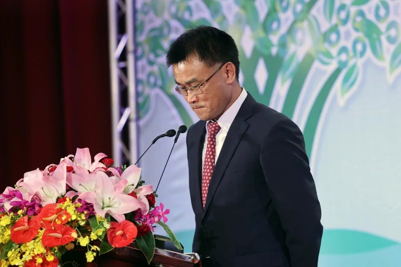 臺(tái)灣進(jìn)口蛋爭議不斷，請(qǐng)辭獲準(zhǔn)的臺(tái)當(dāng)局農(nóng)業(yè)部門負(fù)責(zé)人陳吉仲20日出席活動(dòng)致辭時(shí)突然哽咽落淚。（圖源：臺(tái)灣《聯(lián)合報(bào)》）