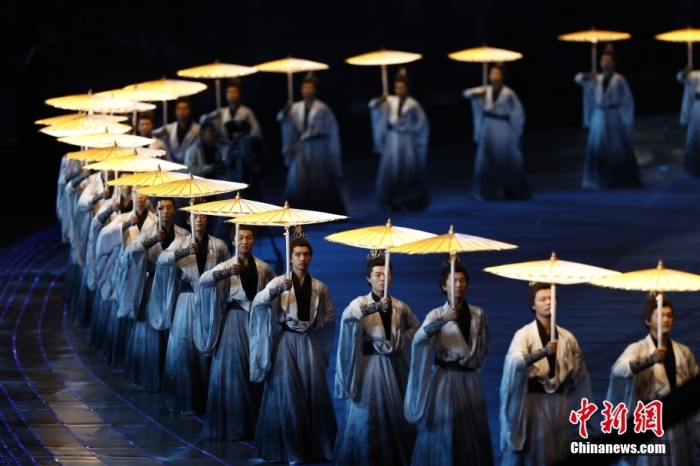 9月23日，杭州第19屆亞運(yùn)會(huì)開幕式在浙江杭州奧體中心體育場(chǎng)舉行。圖為開幕式上的文藝演出。<a target='_blank' href='/'>中新社</a>記者 富田 攝