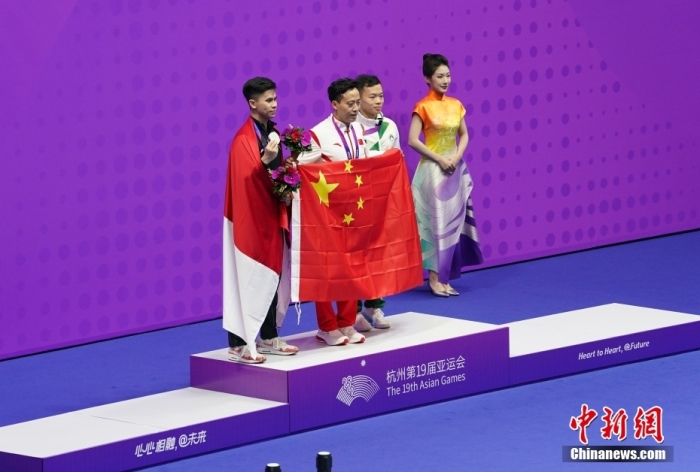 9月24日，杭州第19屆亞運會武術(shù)男子長拳決賽在杭州蕭山瓜瀝文化體育中心舉行。中國選手孫培原奪得金牌。中國澳門選手宋子君獲得銅牌。圖為頒獎儀式。<a target='_blank' href='/'>中新社</a>記者 田博川 攝