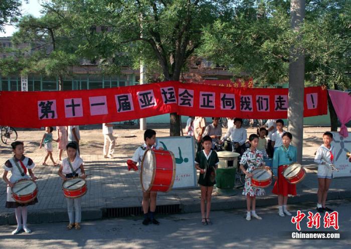 資料圖：北京兒童在街頭宣傳亞運(yùn)會(huì)。<a target='_blank' href='/'>中新社</a>記者 任晨鳴 攝