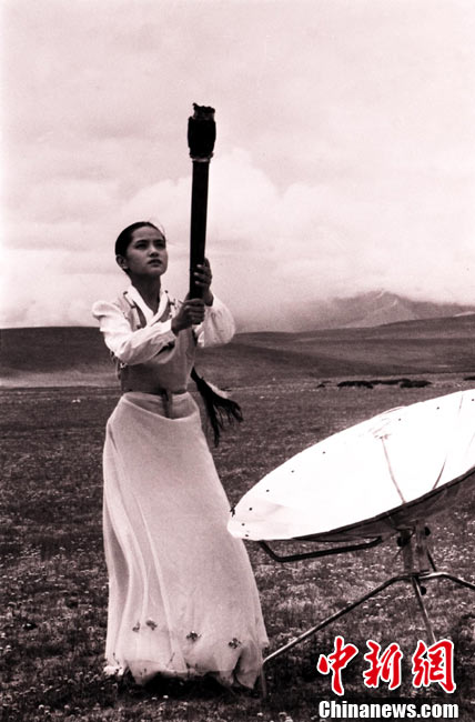 圖為采集第十一屆亞運(yùn)會(huì)火種的藏族少女達(dá)娃央宗。