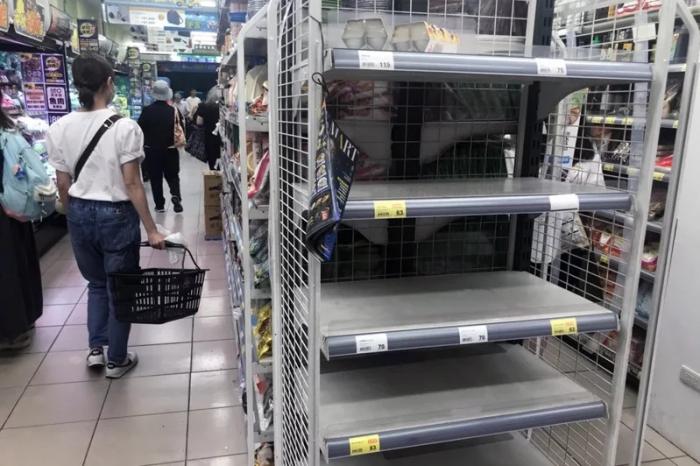 臺灣地區(qū)賣場出現(xiàn)雞蛋搶購潮，蛋架上的本地蛋被一掃而空。 圖片來源：臺灣《聯(lián)合報(bào)》