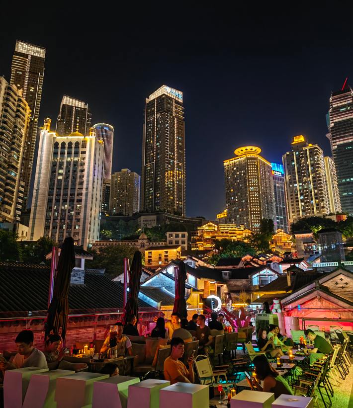 夜晚的十八梯也是市民的打卡地。景區(qū)供圖 華龍網(wǎng)發(fā)