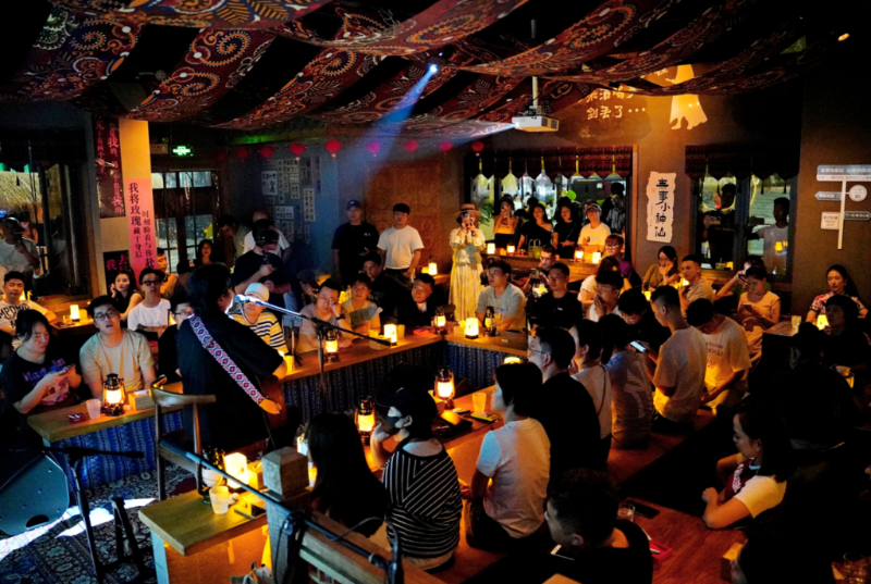 聽聽音樂，喝點(diǎn)小酒。景區(qū)供圖 華龍網(wǎng)發(fā)