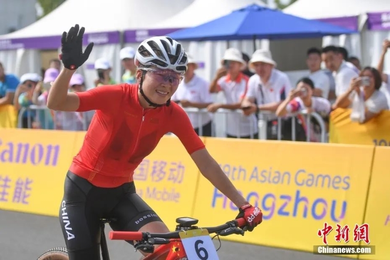 圖為李洪鳳沖線后揮手致意。<a target='_blank' href='/'>中新社</a>記者 王剛 攝