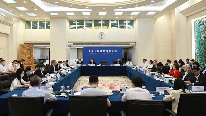 2023年7月5日，商務(wù)部部長王文濤主持召開外資企業(yè)圓桌會。來自商務(wù)部網(wǎng)站