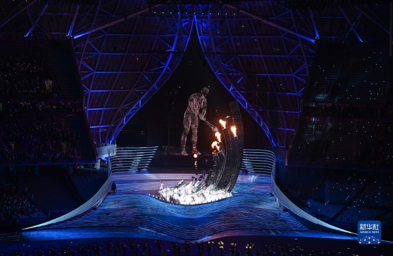 9月23日，最后一棒火炬手汪順和“數(shù)字火炬手”在開(kāi)幕式上點(diǎn)燃主火炬。（圖源：新華社）