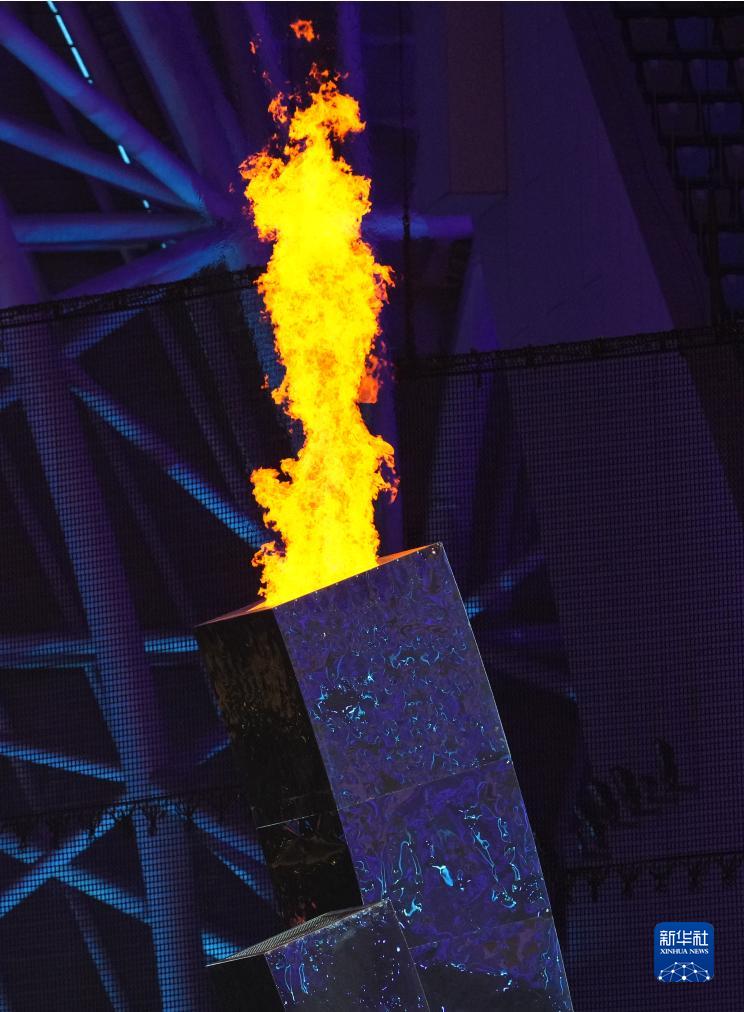 9月23日，主火炬被點(diǎn)燃。（圖源：新華社）