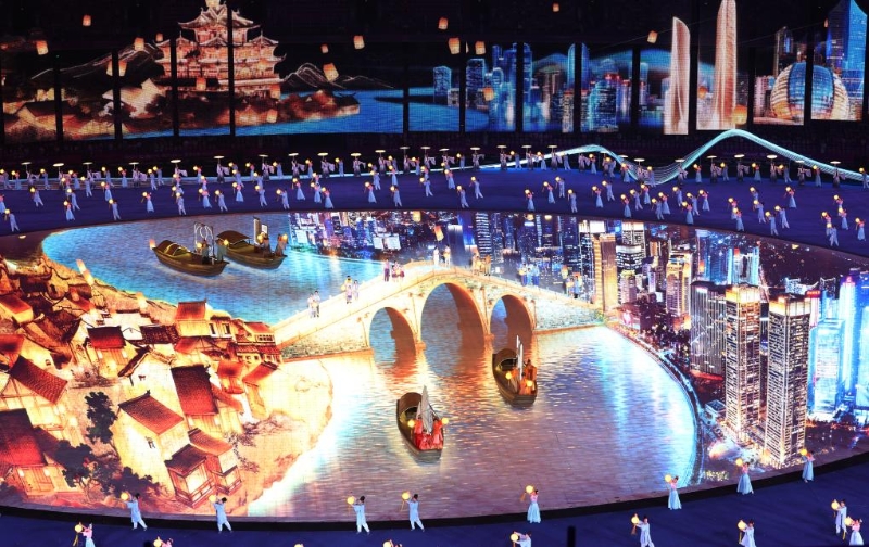 這是9月23日拍攝的杭州亞運(yùn)會(huì)開(kāi)幕式“拱宸橋”連通古今。（圖源：新華社）