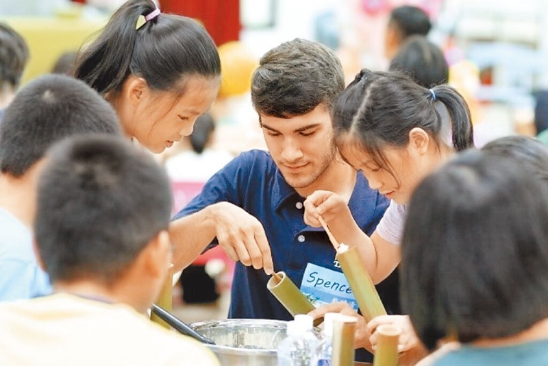 為推動“雙語教育政策”，臺教育部門讓美籍教學助理投入縣市政府初中小學校，營造口說英語情境。（臺教育部門提供） 圖片來源：臺灣“中時新聞網(wǎng)”.jpg