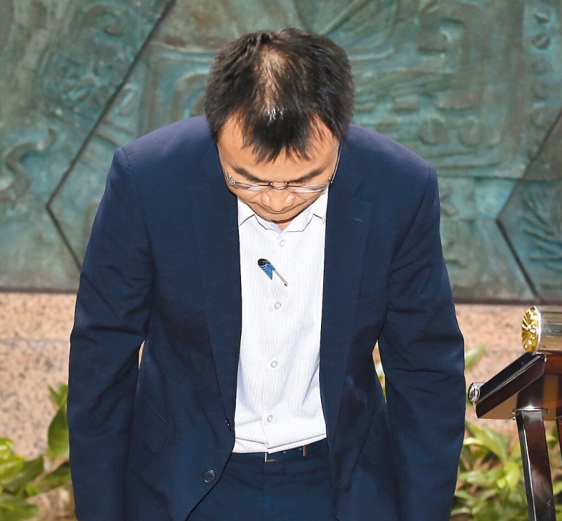 臺農(nóng)業(yè)部門負責人陳吉仲19日傍晚舉行記者會說明項目進口雞蛋議題，當日晚間8點在臉書上宣布辭職。 圖片來源：臺灣“中時新聞網(wǎng)”.jpg