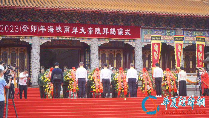 敬獻(xiàn)花籃。