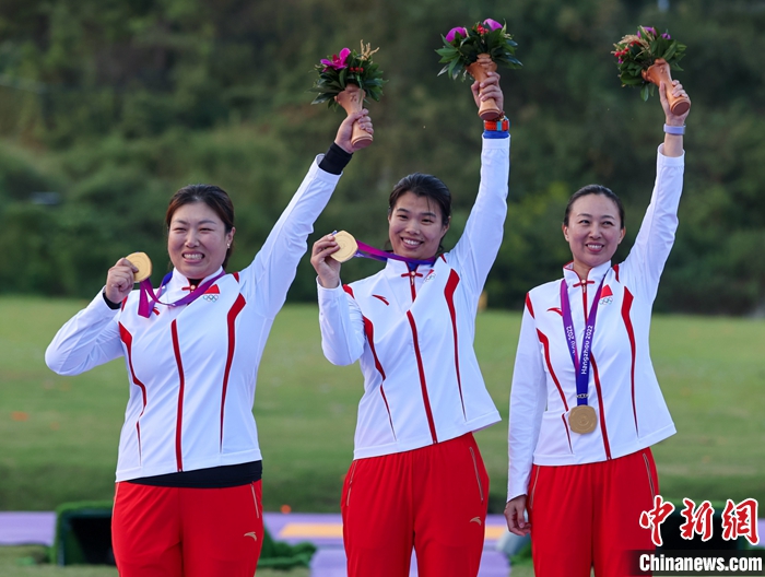 圖為中國隊(duì)在頒獎(jiǎng)儀式上。 <a target='_blank' href='/'>中新社</a>記者 賈天勇 攝