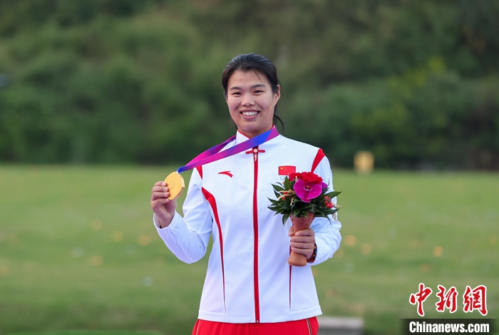 圖為張鑫秋展示獎(jiǎng)牌。 <a target='_blank' href='/'>中新社</a>記者 賈天勇 攝 　
