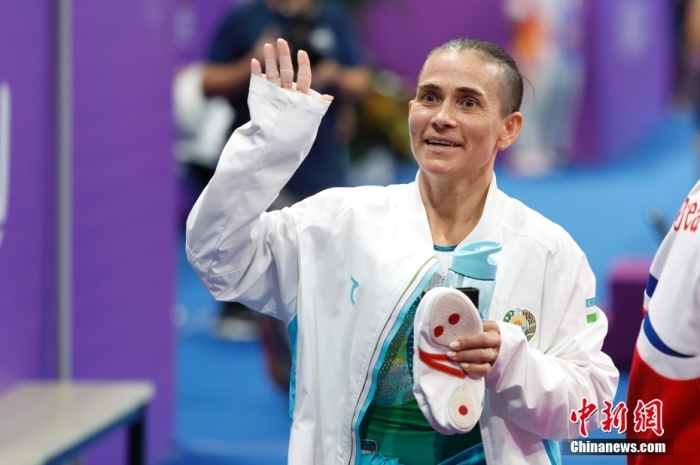 丘索維金娜在賽后向觀眾致意。<a target='_blank' href='/'>中新社</a>記者 富田 攝