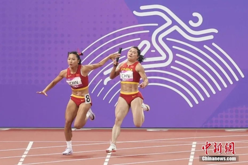 圖為中國隊第三棒選手袁琦琦與第四棒選手葛曼棋進行交接棒。<a target='_blank' href='/'>中新社</a>記者 蔣啟明 攝