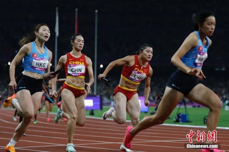 圖為中國隊第二棒選手韋永麗與第三棒選手袁琦琦進行交接棒。<a target='_blank' href='/'>中新社</a>記者 韓海丹 攝