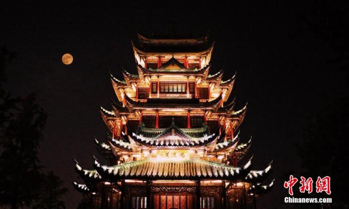 資料圖：圖為重慶江北區(qū)鴻恩閣與中秋明月相映成趣。 殷緣 攝