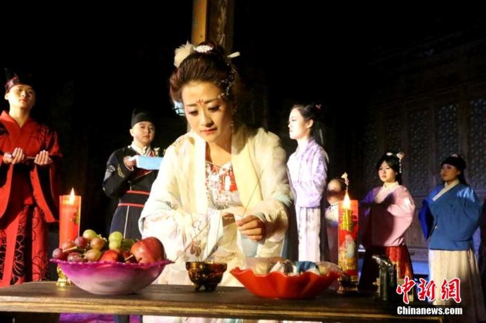 資料圖：甘肅張掖漢服愛好者身著傳統(tǒng)服飾，舉行中秋祭月儀式，以祈福求祥。成學(xué)雷 攝