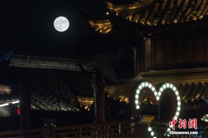 資料圖：中秋之夜，一輪明亮的圓月高懸南京上空。 <a target='_blank' href='/'>中新社</a>記者 泱波 攝 　