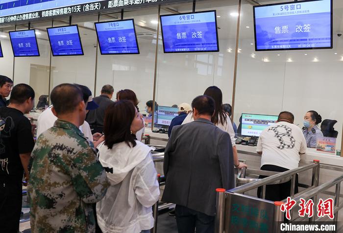 9月21日，旅客在北京站售票大廳內(nèi)購買火車票。當日，鐵路部門開始發(fā)售10月5日火車票。國鐵集團發(fā)布數(shù)據(jù)顯示，9月13日至20日已發(fā)售火車票1.5億張。鐵路部門將在9月27日至10月1日、10月4日至7日增開200列夜間高鐵，車票已陸續(xù)開始發(fā)售，盡最大努力滿足旅客出行需求。 <a target='_blank' href='/'>中新社</a>記者 賈天勇 攝