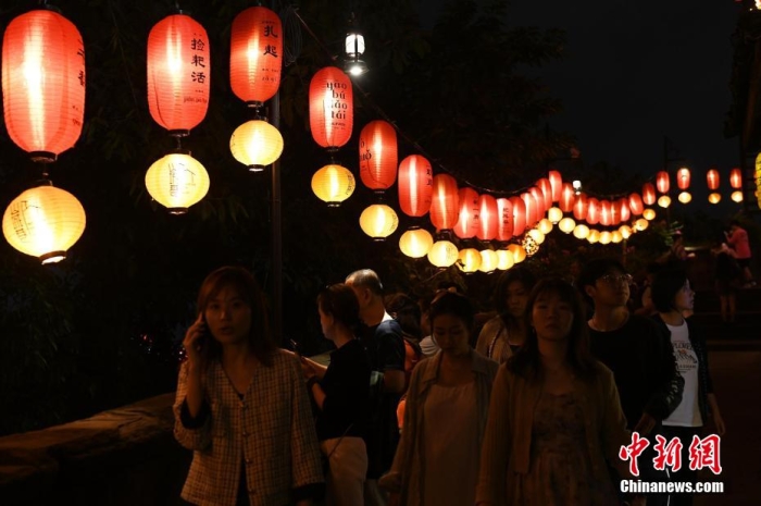 圖為游客夜游山城巷感受山城獨特魅力。<a target='_blank' href='/' >中新網(wǎng)</a>記者 周毅 攝
