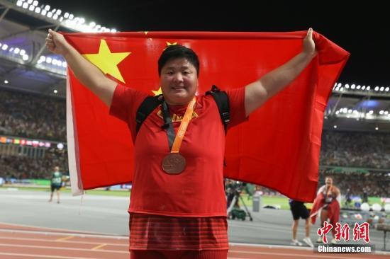 資料圖：當(dāng)?shù)貢r間8月26日，2023世界田徑錦標(biāo)賽女子鉛球決賽在匈牙利布達(dá)佩斯舉行。中國隊(duì)選手鞏立姣以19米69獲得銅牌。<a target='_blank' href='/'>中新社</a>記者 蔣啟明 攝