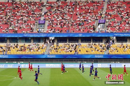 資料圖：9月24日，杭州第19屆亞洲運(yùn)動會足球男子F組第三輪比賽在金華體育中心開賽，中國臺北隊(duì)對戰(zhàn)吉爾吉斯斯坦隊(duì)。<a target='_blank' href='/'>中新社</a>記者 董易鑫 攝