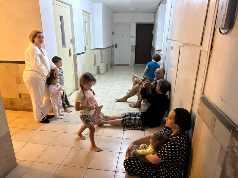 10月7日，防空警報(bào)響起后民眾在耶路撒冷一處建筑內(nèi)避難。新華社記者王卓倫攝