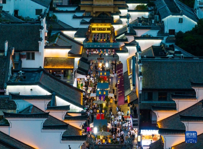 10月3日，游客在浙江省寧波市鼓樓步行街游玩（無人機照片）。（圖源：新華社）