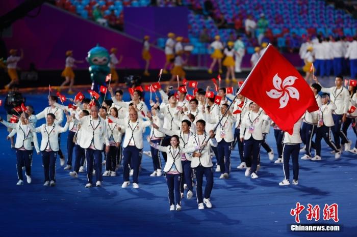 9月23日，杭州第19屆亞運(yùn)會(huì)開(kāi)幕式在浙江杭州奧體中心體育場(chǎng)舉行，中國(guó)香港代表團(tuán)入場(chǎng)。 <a target='_blank' href='/'>中新社</a> 富田 攝